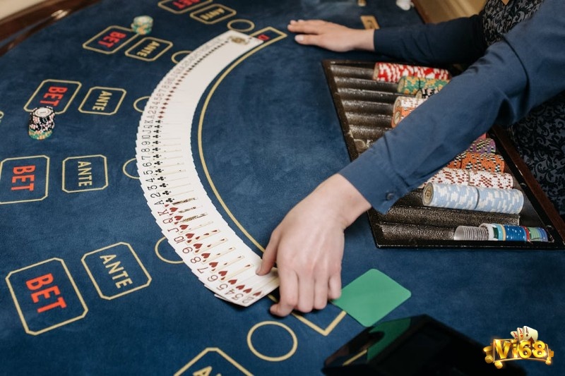 Ante là dạng cược trong Poker mà tất cả người chơi đều phải đóng một khoản nhỏ trước khi bắt đầu ván bài