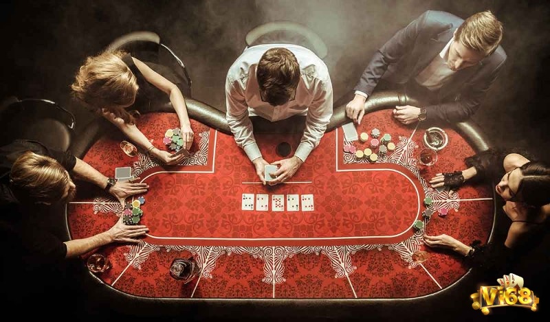 Khi ngồi ở các vị trí trong poker thuộc nhóm sớm, nguyên tắc là "chặt chẽ là đúng đắn" (tight is right)