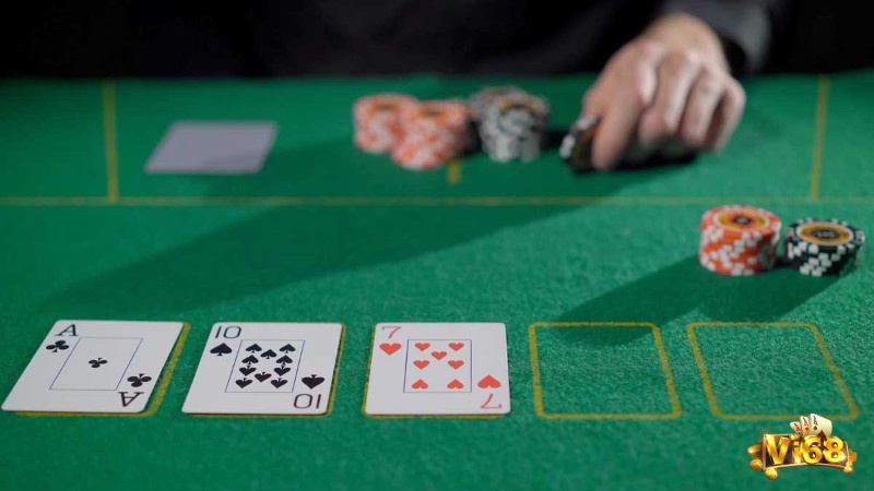 Một bộ bài Poker chuẩn gồm 52 lá, chia 4 chất (suit) là bích (spades), cơ (hearts), rô (diamonds) và chuồn (clubs)