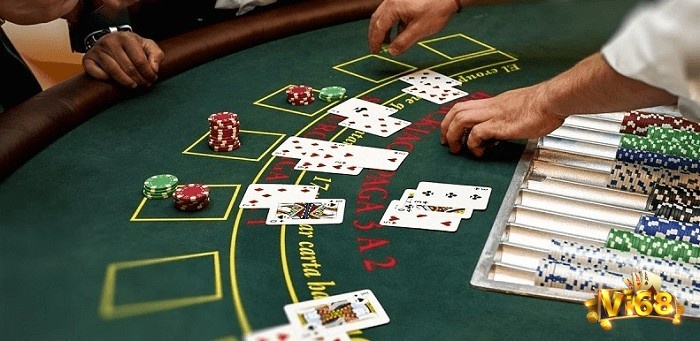 Luật chơi xì tố có bài 52 lá và thường chơi từ 2-4 người, phải đánh hết số bài trên tay trước các đối thủ khác
