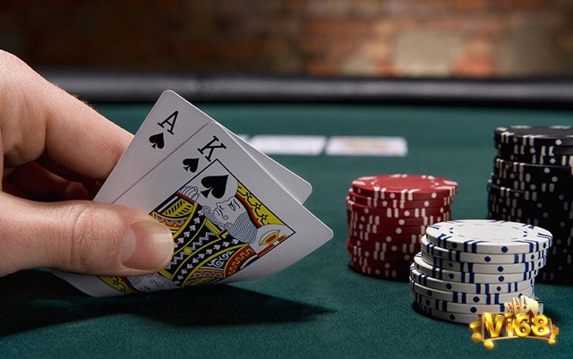 Để phân biệt xì tố và poker một cách thực tế, hãy bắt đầu với cách chơi xì tố với diễn biến 1 ván bài