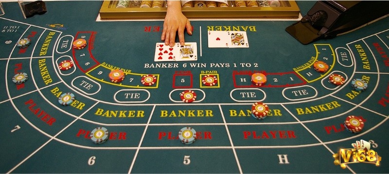 Nhà cái và người chơi được chia 2 lá bài để chơi baccarat