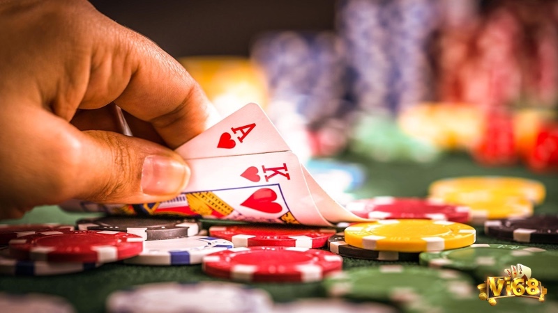 Người chơi poker phải biết phân tích sức mạnh bài tẩy và dự đoán khả năng kết hợp với bài chung để đưa ra quyết định tối ưu