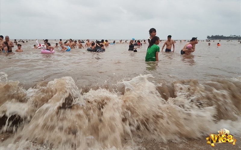 Biển nổi sóng tượng trưng cho khủng hoảng cảm xúc và những biến động đang tới gần.