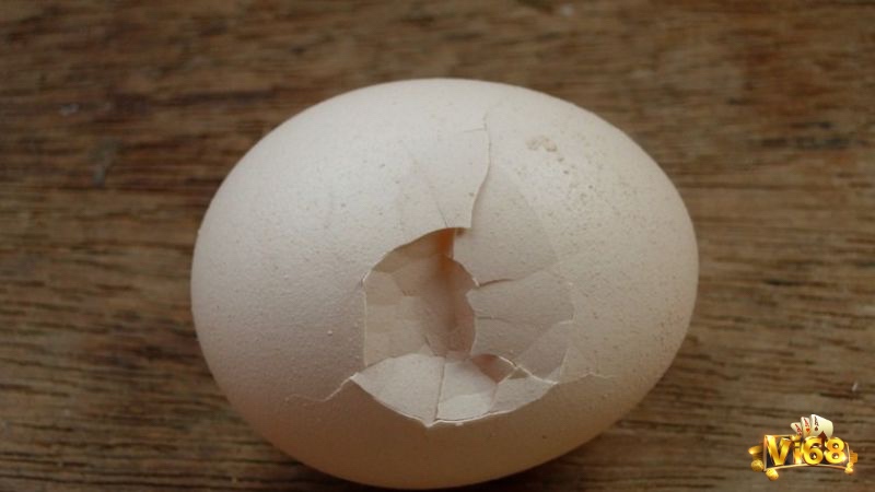 Trứng vỡ tượng trưng cho sự mất mát hoặc cảnh báo về rủi ro trong cuộc sống.