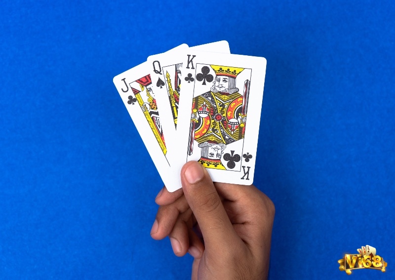 Sequence trong thuật ngữ bài Teen Patti – ba lá liên tiếp nhưng khác chất, mang lại cơ hội thắng nếu đối thủ không có bài cao hơn.