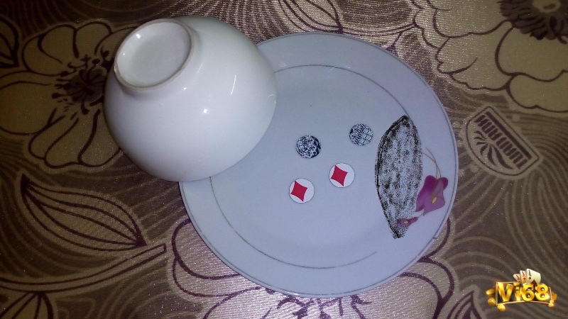 Khoảnh khắc “mở bát” là thời điểm quyết định thắng thua trong mỗi ván xóc đĩa.
